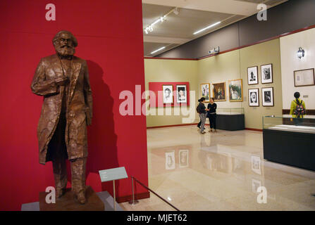 (180505) -- BEIJING, 5 mai 2018 (Xinhua) -- les gens visiter 'La puissance de la vérité', une exposition marquant le 200e anniversaire de naissance de Karl Marx, au Musée national de Chine à Beijing, capitale de Chine, le 5 mai 2018. L'exposition a été ouverte ici le samedi. Il dispose de la vie de Marx, le marxisme le marxisme-sinicized et sur le thème de l'art contemporain (Xinhua/Liangkuai) Jin (LMM) Banque D'Images