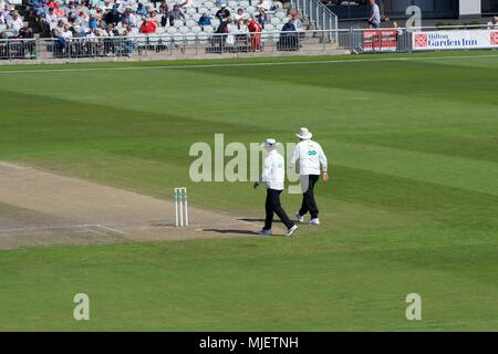 Manchester, UK. 5 mai, 2018. V Lancashire Somerset 5 mai 2018 juges-arbitres Nicholas Cook et Benjamin Debenham à pied pour le guichet au début de la deuxième journée de jouer au Emirates Old Trafford. Crédit : John Fryer/Alamy Live News Banque D'Images