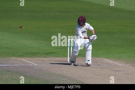 Manchester, UK. 5 mai, 2018. V Lancashire Somerset 5 mai 2018 Gregory Lewis (Somerset) est battu par une balle de James Anderson, mais fut bientôt dehors pour 10. Anderson a terminé les manches wicketless. Crédit : John Fryer/Alamy Live News Banque D'Images