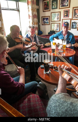 Ardara, comté de Donegal, Irlande. 5 mai 2018. Des musiciens traditionnels d'Irlande, Ecosse, Pays de Galles et la France se rassemblent pour la 18e "Cup du Tae" music festival qui a eu lieu dans cette ville de la côte ouest. Le nom "Tasse de Tae" vient d'un morceau de danse traditionnelle irlandaise. Crédit : Richard Wayman/Alamy Live News Banque D'Images