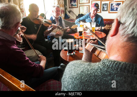 Ardara, comté de Donegal, Irlande. 5 mai 2018. Des musiciens traditionnels d'Irlande, Ecosse, Pays de Galles et la France se rassemblent pour la 18e "Cup du Tae" music festival qui a eu lieu dans cette ville de la côte ouest. Le nom "Tasse de Tae" vient d'un morceau de danse traditionnelle irlandaise. Crédit : Richard Wayman/Alamy Live News Banque D'Images