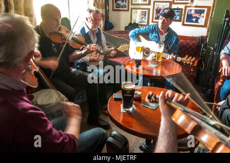 Ardara, comté de Donegal, Irlande. 5 mai 2018. Des musiciens traditionnels d'Irlande, Ecosse, Pays de Galles et la France se rassemblent pour la 18e "Cup du Tae" music festival qui a eu lieu dans cette ville de la côte ouest. Le nom "Tasse de Tae" vient d'un morceau de danse traditionnelle irlandaise. Crédit : Richard Wayman/Alamy Live News Banque D'Images