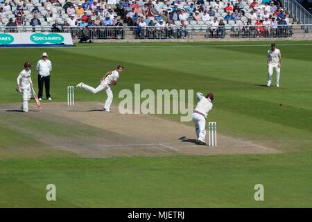 Manchester, UK. 5 mai, 2018. V Lancashire Somerset 5 mai 2018 Craig Overton (Somerset) entraîne une balle de Tom Bailey sur la deuxième journée de jouer au Emirates Old Trafford. Crédit : John Fryer/Alamy Live News Banque D'Images