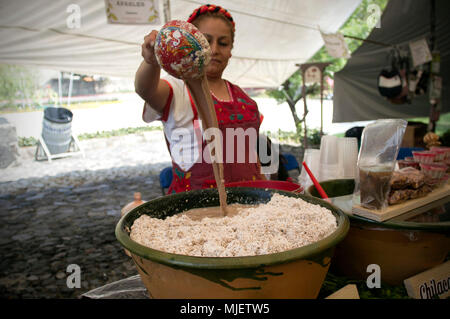 (180505) -- MEXICO, 5 mai 2018 (Xinhua) -- Photo prise le 4 mai 2018, montre une femme fait "Tejate" au cours de la 2018 Chocolat et cacao Artisan Festival, dans la ville de Mexico, capitale du Mexique.(Xinhua/Alejandro Ayala) (jg) (RTG) (WTC) Banque D'Images
