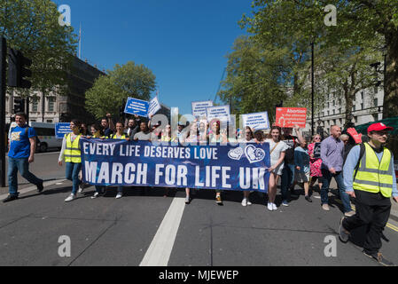 Londres, Royaume-Uni. 5 mai, 2018. Des centaines de personnes se sont joints à marcher pour la vie aujourd'hui comme contre protester contre démo pro-avortement. Les marches sont juste en prochaines semaines d'un référendum en Irlande sur le Huitième amendement. Credit : Subvention Vélaires/ZUMA/Alamy Fil Live News