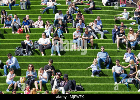 Liverpool, Royaume-Uni. 5 mai 2018. Météo France,les personnes bénéficiant de l'après-midi vacances de banque soleil sur les étapes de Chavasse Park dans le centre-ville de Liverpool.Crédit ; Ken Biggs/Alamy Live News. Banque D'Images