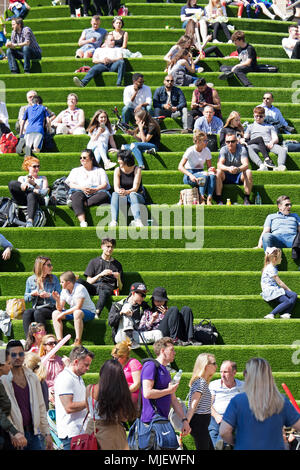 Liverpool, Royaume-Uni. 5 mai 2018. Météo France,les personnes bénéficiant de l'après-midi vacances de banque soleil sur les étapes de Chavasse Park dans le centre-ville de Liverpool.Crédit ; Ken Biggs/Alamy Live News. Banque D'Images