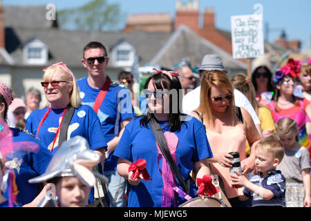 Hereford, Herefordshire, UK - Samedi 5 Mai 2018 - La parade de carnaval de la rivière passe à travers la ville, en route vers la rivière Wye sur une journée très chaude et ensoleillée avec des températures jusqu'à 21c. Photo Steven Mai / Alamy Live News Banque D'Images