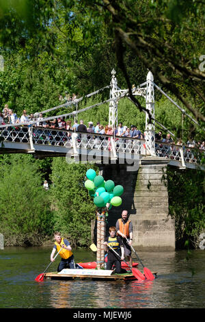 Hereford, Herefordshire, UK - Samedi 5 Mai 2018 - Home made radeaux flotter vers le bas la rivière Wye dans le cadre de la zone piétonne animée Pont Victoria dans le cadre de la rivière Hereford Carnival sur une journée très chaude et ensoleillée avec des températures jusqu'à 21c. Photo Steven Mai / Alamy Live News Banque D'Images