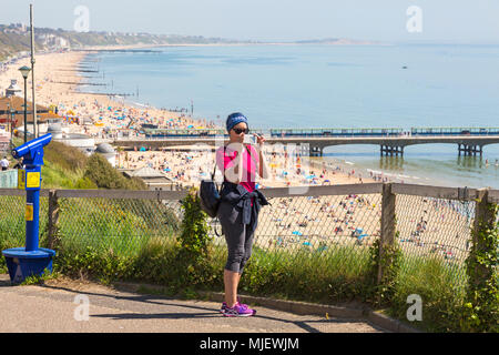 Bournemouth, Dorset, UK. 5 mai 2018. Météo France : foules affluent à la mer pour profiter du soleil et ciel bleu sans interruption le premier jour du week-end férié depuis longtemps. Credit : Carolyn Jenkins/Alamy Live News Banque D'Images