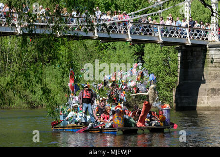 Hereford, Herefordshire, UK - Samedi 5 Mai 2018 - Home made radeaux flotter vers le bas la rivière Wye dans le cadre de la zone piétonne animée Pont Victoria dans le cadre de la rivière Hereford Carnival sur une journée très chaude et ensoleillée avec des températures jusqu'à 21c. Photo Steven Mai / Alamy Live News Banque D'Images