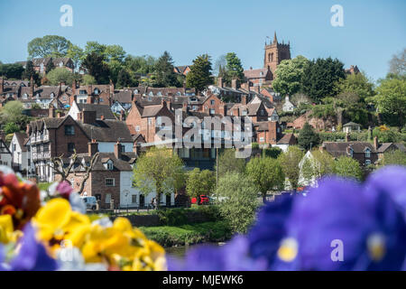 Bridgnorth, Shropshire 5 mai 2018. Les gens profiter du beau soleil de banque à Bridgnorth par la rivière, à profiter du soleil en faisant l'une des plus chaudes peuvent jours fériés sur dossier. Banque D'Images