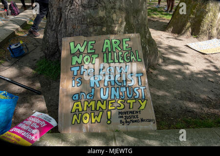 Londres, Royaume-Uni, 5 mai 2018, les manifestants ont participer à une marche pour la Windrush en face de Downing Street dans une tentative de renverser les gouvernements de l'immigration politique énonçant la politique actuelle de mai Theresa est raciste. Credit : Adrian mabe/Alamy Live News Banque D'Images