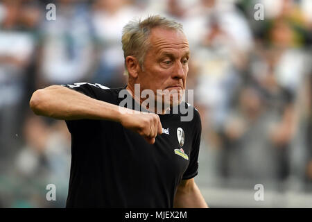 05 mai 2018, l'Allemagne, Moenchengladbach, Soccer, Bundesliga, Borussia Moenchengladbach vs SC Fribourg, 33 jour de jouer au Borussia Park : le formateur de Fribourg Christian Streich gesticule sur la touche. Photo : Federico Gambarini/DPA - AVIS IMPORTANT : En raison de la Ligue allemande de football (DFL)·s règlement d'accréditation, la publication et la redistribution en ligne et dans les médias en ligne est limité pendant le match à 15 images par match Banque D'Images