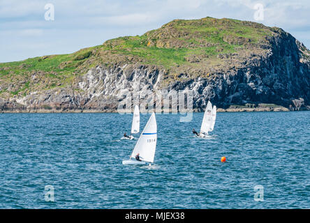 North Berwick, East Lothian, Ecosse, Royaume-Uni, 5 mai 2018. Le soleil brille sur la ville balnéaire. Une régate de voile au soleil dans le Firth of Forth avec dériveurs en face de l'île de Craigleith Banque D'Images