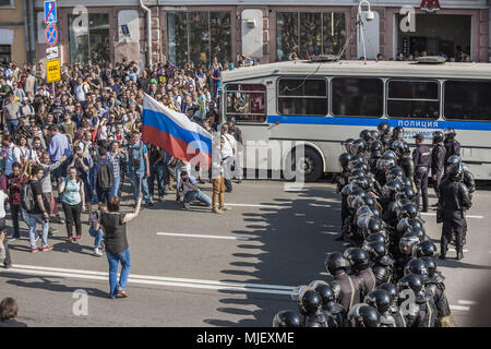 Moscou, Moscou, Russie. 5 mai, 2018. La police anti-émeute, entouré de personnes au cours d'une manifestation contre Poutine à Moscou, Royaume-Uni. Credit : Celestino Arce/ZUMA/Alamy Fil Live News Banque D'Images