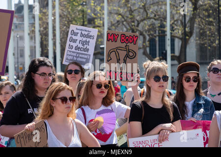 Londres, Royaume-Uni, 5 mai 2018, les membres de la groupe le droit à l'avortement et pro choix membres détiennent une manifestation à la place du Parlement pour mettre en lumière les 50 ans de l'entrée en vigueur de la loi sur l'avortement et pour mettre en évidence les options de mon corps mon choix. Credit : Adrian mabe/Alamy Live News Banque D'Images