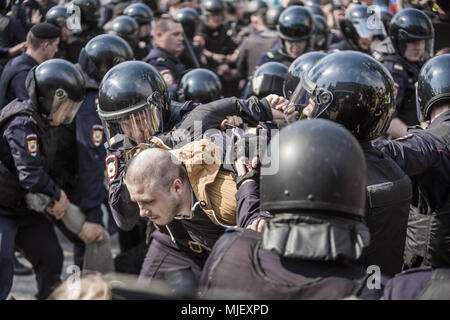 Moscou, Moscou, Russie. 5 mai, 2018. Un homme est arrêté par la police dans une manifestation contre Poutine à la place Pouchkine, Moscou. Credit : Celestino Arce/ZUMA/Alamy Fil Live News Banque D'Images