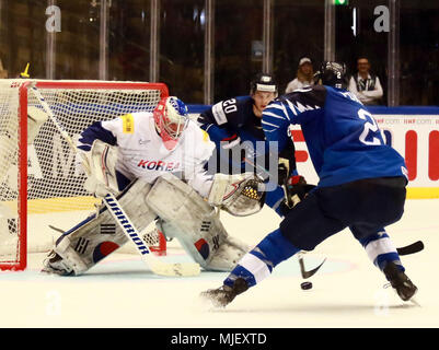 Herning, Danemark. 5 mai, 2018. De gauche devant Matt DALTON (KOR), Ville POKKA (FIN), .le 05 mai 2018, Championnat du Monde de Hockey sur glace 2018, la Finlande contre la Corée, Jyske Bank Boxen, Herning, Danemark/crédit : Wolfgang Fehrmann/ZUMA/Alamy Fil Live News Banque D'Images