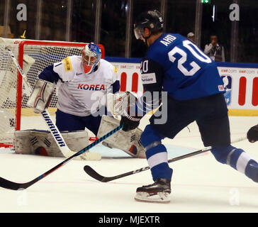 Herning, Danemark. 5 mai, 2018. De gauche Matt DALTON (KOR), Sebastian AHO (FIN), .le 05 mai 2018, Championnat du Monde de Hockey sur glace 2018, la Finlande contre la Corée, Jyske Bank Boxen, Herning, Danemark/crédit : Wolfgang Fehrmann/ZUMA/Alamy Fil Live News Banque D'Images