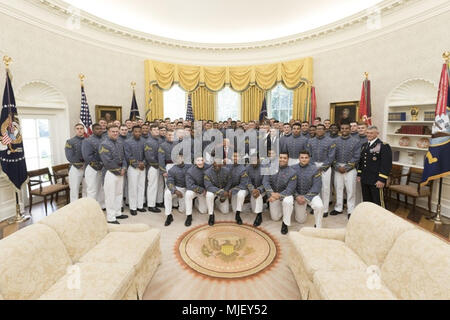 WASHINGTON, DC - SEMAINE DU 30 AVRIL : Le président Donald J. Trump pose avec l'équipe de football de l'Académie militaire des États-Unis, les gagnants du commandant en ChiefÕs- trophée, dans le bureau ovale à la Maison Blanche, Le mardi 1er mai 2018, à Washington, D.C. Les Black Knights de l'Armée Marine défait 14-13 en décembre 2017, pour demander le trophée pour la première fois depuis 1996 les gens : Président Donald Trump Banque D'Images