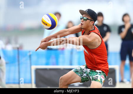 La plage d'Odaiba, Tokyo, Japon. 3 mai, 2018. Yuki Dougi, 3 mai 2018 - Volleyball de plage : JBV Tour 2018, Round 2, à Odaiba, Tokyo, Japon. Credit : Naoki Nishimura/AFLO SPORT/Alamy Live News Banque D'Images