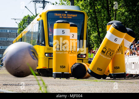 05 mai 2018, l'Allemagne, Stuttgart : dans la discipline de l'Tram-Bowling au championnat d'Europe des conducteurs de tram, les participants essaient de renverser le plus de pins que possible. C'est l'une des six disciplines différentes dans la compétition. Photo : Christoph Schmidt/dpa Banque D'Images