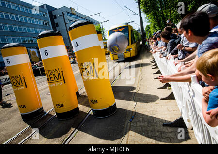 05 mai 2018, l'Allemagne, Stuttgart : dans la discipline de l'Tram-Bowling au championnat d'Europe des conducteurs de tram, les participants essaient de renverser le plus de pins que possible. C'est l'une des six disciplines différentes dans la compétition. Photo : Christoph Schmidt/dpa Banque D'Images