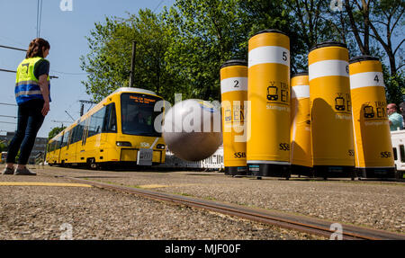 05 mai 2018, l'Allemagne, Stuttgart : dans la discipline de l'Tram-Bowling au championnat d'Europe des conducteurs de tram, les participants essaient de renverser le plus de pins que possible. C'est l'une des six disciplines différentes dans la compétition. Photo : Christoph Schmidt/dpa Banque D'Images