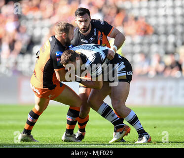 Hull, Royaume-Uni. Le 05 mai 2018, Stade KCOM, Hull, Angleterre ; Betfred Super League rugby Round 14 Hull FC v Castleford Tigers ; Hull FC, Josh est abordé sous gaine en Castleford Tigers' Paul McShane et Matt Cook Crédit : News Images /Alamy Live News Banque D'Images