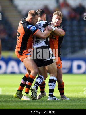 Hull, Royaume-Uni. Le 05 mai 2018, Stade KCOM, Hull, Angleterre ; Betfred Super League rugby Round 14 Hull FC v Castleford Tigers ; Hull FC's Mark Minichiello s'attaquer à Castleford Tigers' Adam Milner et Liam Watts Credit : Nouvelles Images /Alamy Live News Banque D'Images