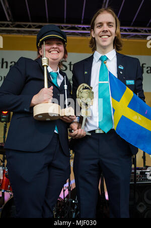 05 mai 2018, l'Allemagne, Stuttgart : l'équipe de Stockholm en Suède remporte le championnat d'Europe des conducteurs de tram. Les pilotes (en blanc) sont Jonas Arvidsson (r) et Sara Aspenstroem (l). Photo : Christoph Schmidt/dpa Banque D'Images