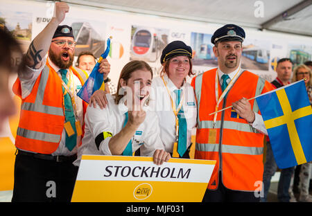 05 mai 2018, l'Allemagne, Stuttgart : l'équipe de Stockholm en Suède remporte le championnat d'Europe des conducteurs de tram. Les pilotes (en blanc) sont Jonas Arvidsson (l) et Sara Aspenstroem. Photo : Christoph Schmidt/dpa Banque D'Images