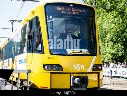 05 mai 2018, l'Allemagne, Stuttgart : Kevin Holubar conducteur de tramway, à Stuttgart, en concurrence dans une discipline impliquant l'évasion d'obstacles lors de l'euro des conducteurs de tram. Photo : Christoph Schmidt/dpa Banque D'Images