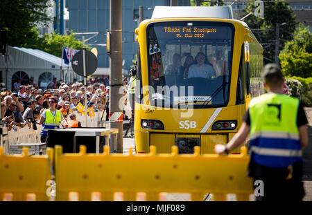 05 mai 2018, l'Allemagne, Stuttgart : David Bago, un conducteur de tramway de Barcelone, est en compétition dans une course au championnat d'Europe des conducteurs de tram. Le tramway peut atteindre une vitesse maximale de 25 km/h. Photo : Christoph Schmidt/dpa Banque D'Images