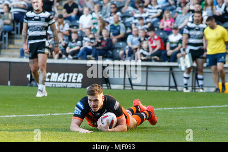 L'KCOM Stadium, le West Park, Hull, East Yorkshire, 5 mai 2018. Super League Betfred Hull FC v Castleford Tigers Callum Turner de Castleford Tigers marque l'essayer contre Hull FC Crédit : Touchlinepics/Alamy Live News Banque D'Images