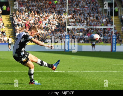 L'KCOM Stadium, le West Park, Hull, East Yorkshire, 5 mai 2018. Super League Betfred Hull FC v Castleford Tigers Marc Sneyd de Hull FC lance l'objectif Crédit : Touchlinepics/Alamy Live News Banque D'Images