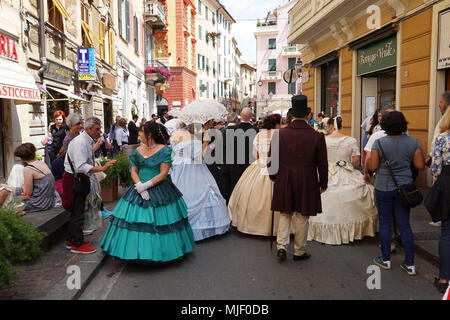 Gênes, Italie, le 5 mai 2018. Robe xixe siècle parade pour Euroflora pièce à Nervi parmi les plus importants parcs floralies européenne thriugh villas historiques et maisons Banque D'Images