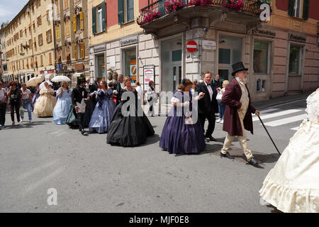 Gênes, Italie, le 5 mai 2018. Robe xixe siècle parade pour Euroflora pièce à Nervi parmi les plus importants parcs floralies européenne thriugh villas historiques et maisons Banque D'Images