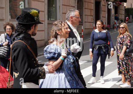 Gênes, Italie, le 5 mai 2018. Robe xixe siècle parade pour Euroflora pièce à Nervi parmi les plus importants parcs floralies européenne thriugh villas historiques et maisons Banque D'Images