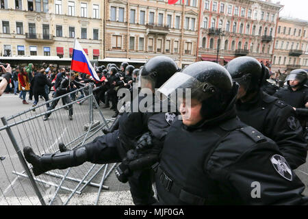 Saint Petersburg, Russie. 5 mai, 2018. La police anti-émeute a vu dans la rue principale de Saint Pétersbourg, partisans de l'opposition de participer à une manifestation anti-Poutine non autorisée à Saint-Pétersbourg. Crédit : Igor Russak SOPA/Images/ZUMA/Alamy Fil Live News Banque D'Images