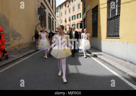 Gênes, Italie, le 5 mai 2018. Robe xixe siècle parade pour Euroflora pièce à Nervi parmi les plus importants parcs floralies européenne thriugh villas historiques et maisons Banque D'Images