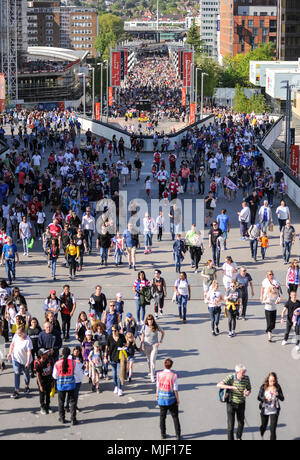 Londres, Royaume-Uni. 5 mai 2018, au stade de Wembley, Londres, Angleterre ; Fans font leur chemin vers le bas pour la manière Wembley SSE Womens finale de la FA Cup, Arsenal Femmes v Chelsea Mesdames. © David Partridge / Alamy Live News Banque D'Images