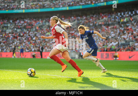 Londres, Royaume-Uni. 5 mai 2018, au stade de Wembley, Londres, Angleterre ; Beth Mead d'Arsenal va passé Hannah Blundell de Chelsea pour créer l'objectif de l'Arsenal au cours de la SSE Womens finale de la FA Cup, Arsenal Femmes v Chelsea Mesdames. © David Partridge / Alamy Live News Banque D'Images