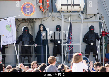 Malaga, Andalousie, Espagne, 5 mai 2018. Défilé des 501e légion de Star Wars Star parade de Malaga. La Légion est une organisation internationale à base de ventilateur port des répliques exactes de l'écran afin de recueillir des fonds pour l'organisme de bienfaisance FUNDACIÓN DE CANCER INFANTIL ANDRÉS OLIVARES aux enfants luttant contre le cancer. Dark Sidious costume © Perry Van Munster/ Alamy Live News Banque D'Images