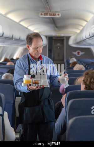 Detroit, Michigan - une agente de bord sert des boissons sur un vol Southwest Airlines de Detroit à Atlanta. Banque D'Images