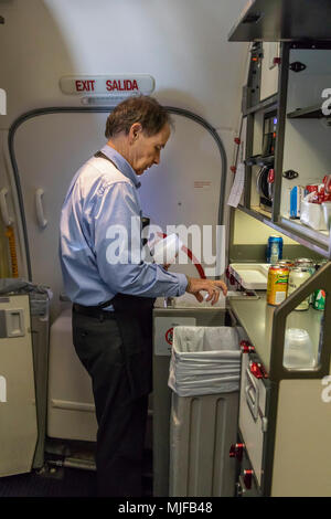 Detroit, Michigan - Une hôtesse de l'air prépare des boissons pour les passagers sur un vol Southwest Airlines de Detroit à Atlanta. Banque D'Images