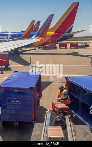 Atlanta, Géorgie - Un bagagiste décharge un jet de Southwest Airlines à l'aéroport d'Atlanta. Banque D'Images