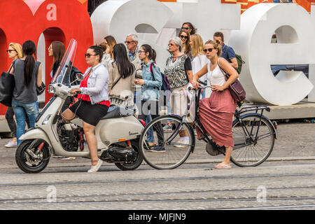 Cycliste près de la Place du Dam Amsterdam Pays-Bas Banque D'Images