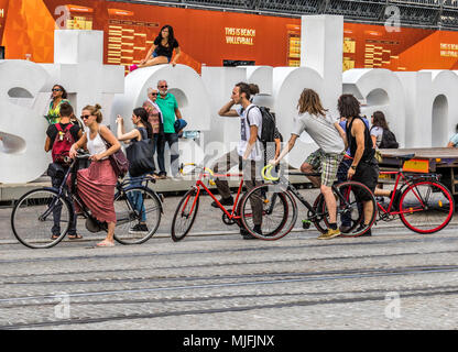 Cycliste près de la Place du Dam Amsterdam Pays-Bas Banque D'Images